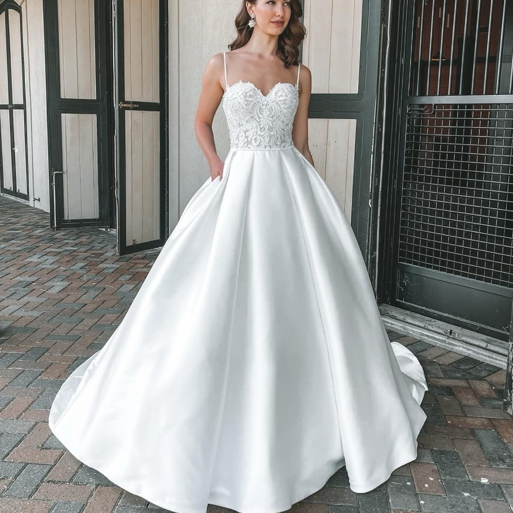 Designer Australia 14 Off White Elegant Beaded Ballgown Romantic Wedding Dress